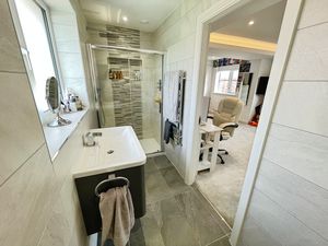 En suite bed 1- click for photo gallery
